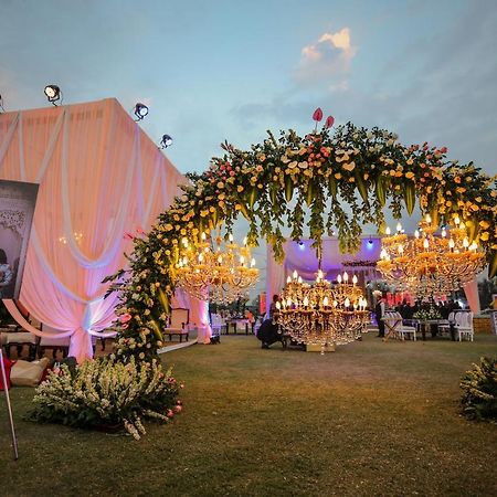 Golden Galaxy Hotels And Resorts Delhi  Exterior photo